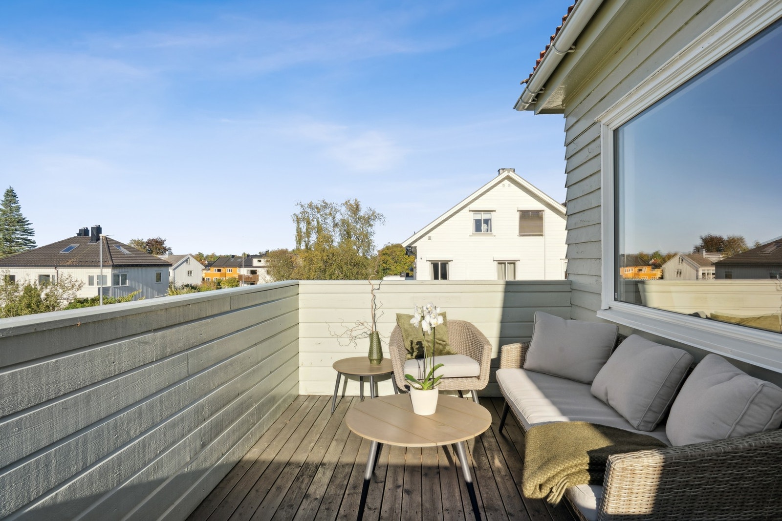 Vestvendt balkong med direkte utgang fra stue, med ypperlige solforhold. Galleribilde