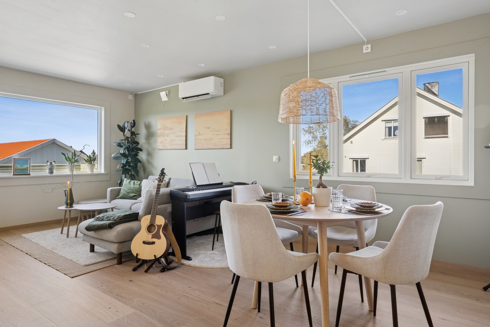 Den gode takhøyden sammen med de store vindusflatene slipper inn rikelig med dagslys og gir en behagelig og god romfølelse. Galleribilde