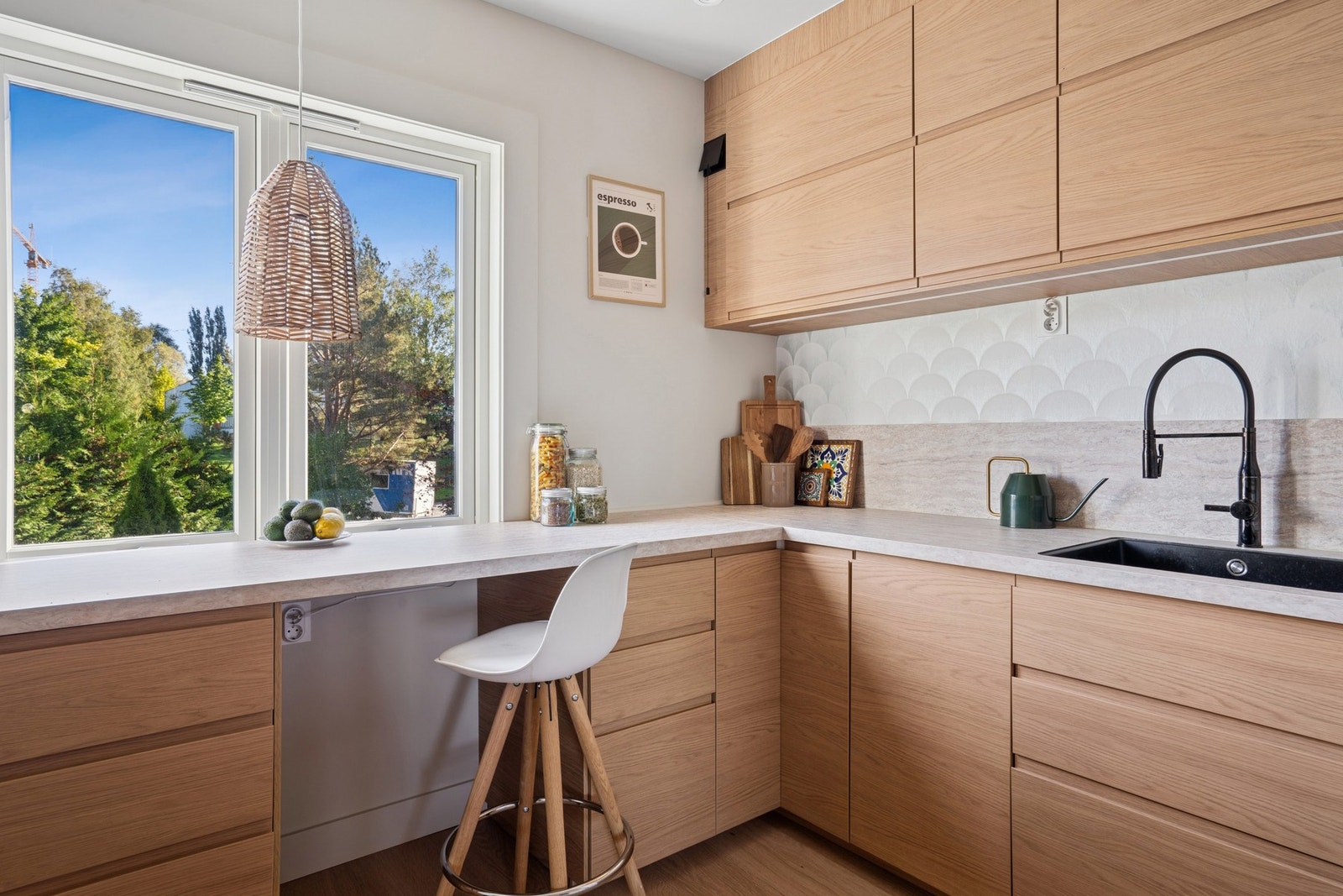 Kjøkkenets utforming bidrar til godt med skap og benkeplass. Galleribilde