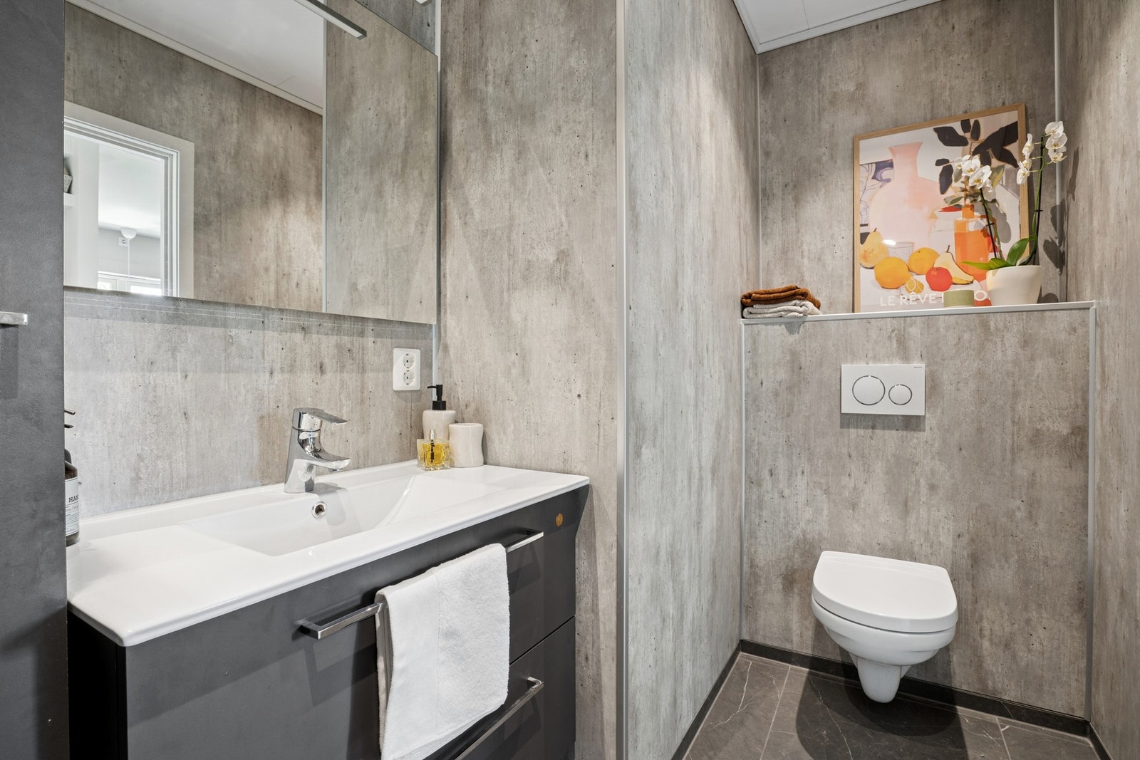 Badet er innredet med vegghengt toalett, servantskap, speil og dusjvegger. Opplegg for vaskemaskin kan enkelt etableres ved hjelp av rørlegger. Galleribilde