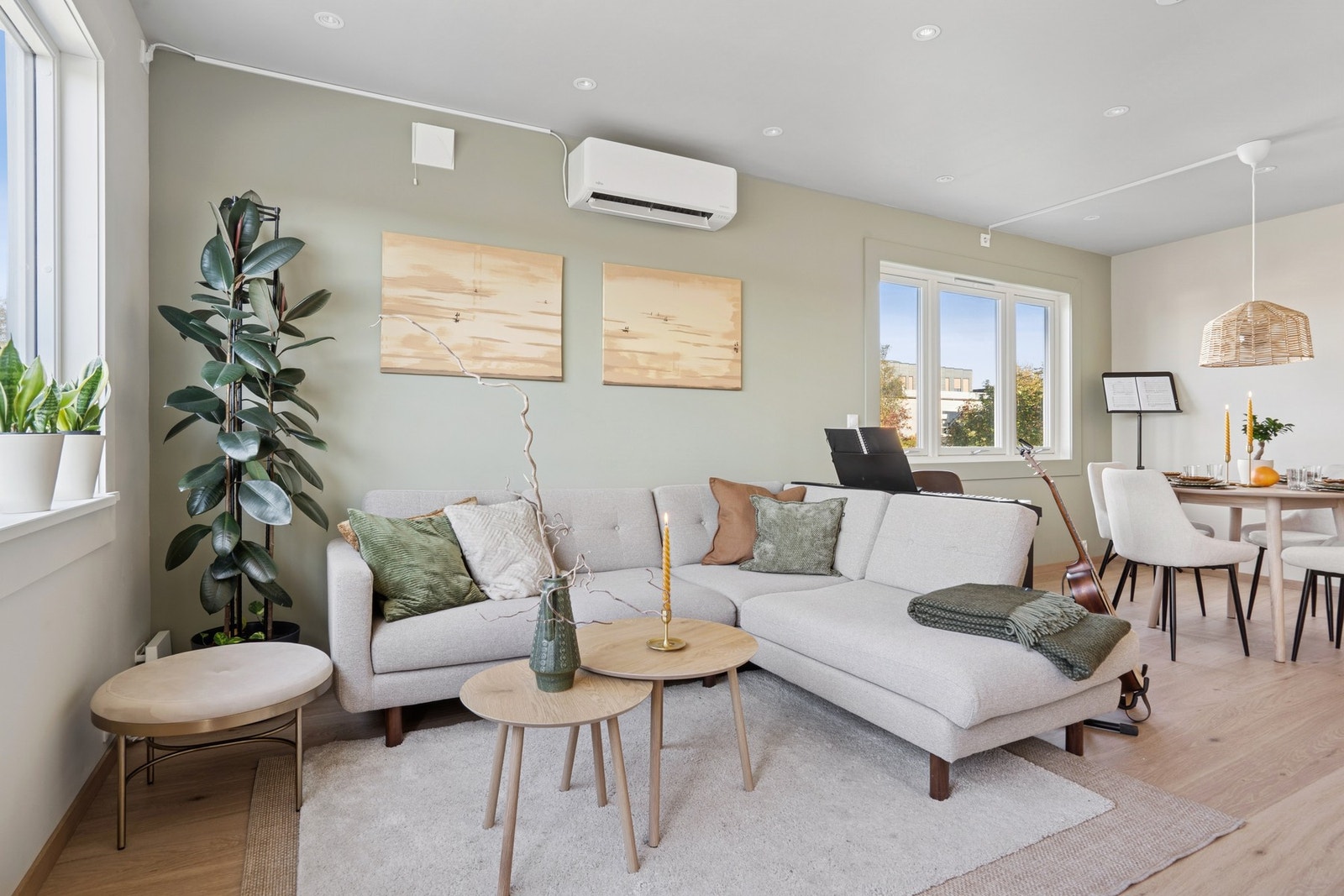 Stuen er malt i lyse farger som gjør det enkelt å sette sitt eget preg over rommet. Galleribilde