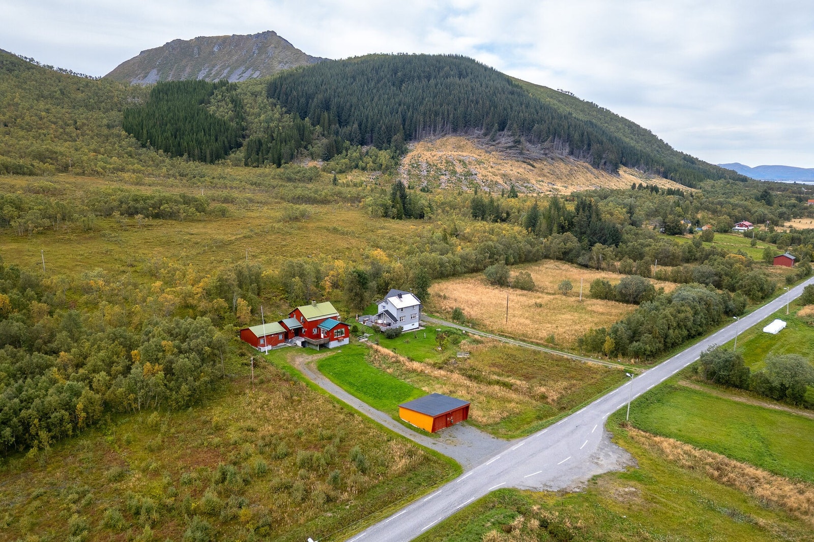 Stor eiendom med samlet areal ca. 10,2 da, fordelt på fire parseller. Galleribilde