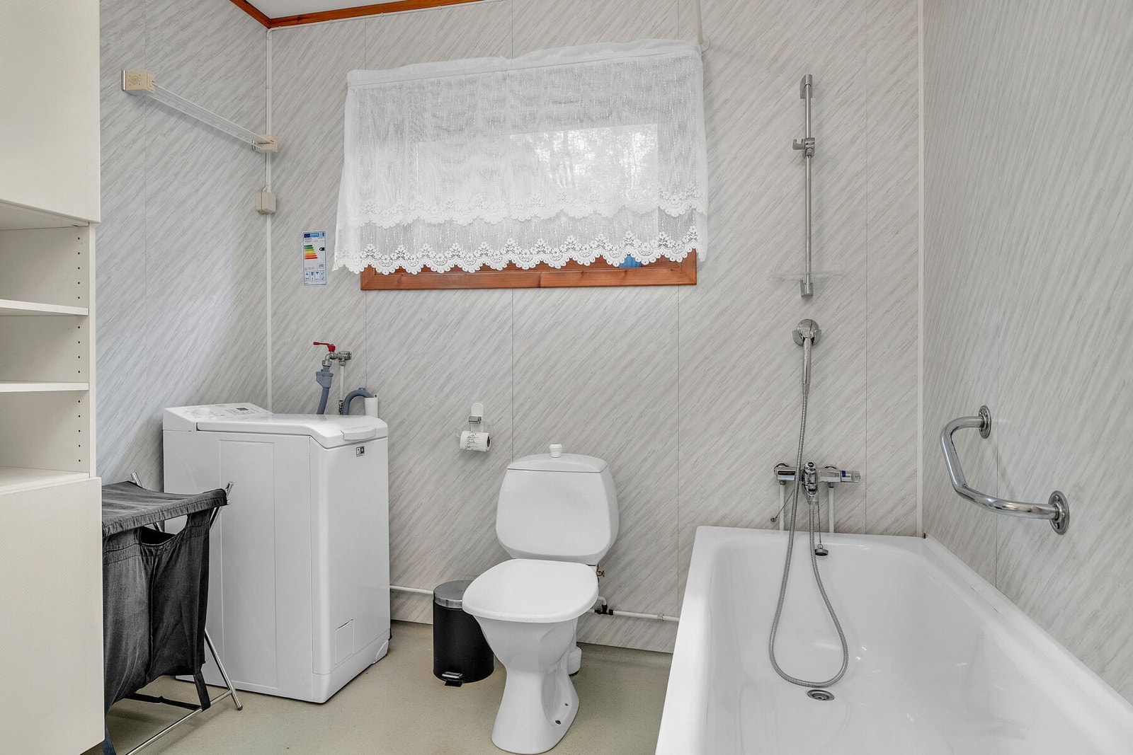 Badet har innredning med nedfelt servant, toalett, badekar m/dusj på vegg og opplegg for vaskemaskin. Galleribilde