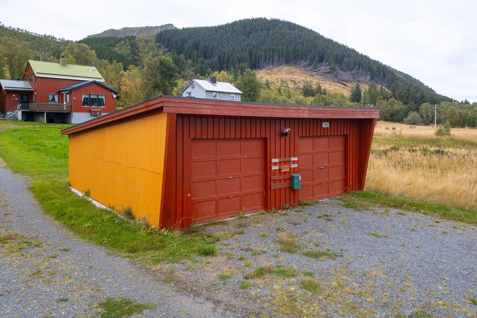 Frittstående garasje fra ca. 1970 med parkering for to biler. Galleribilde