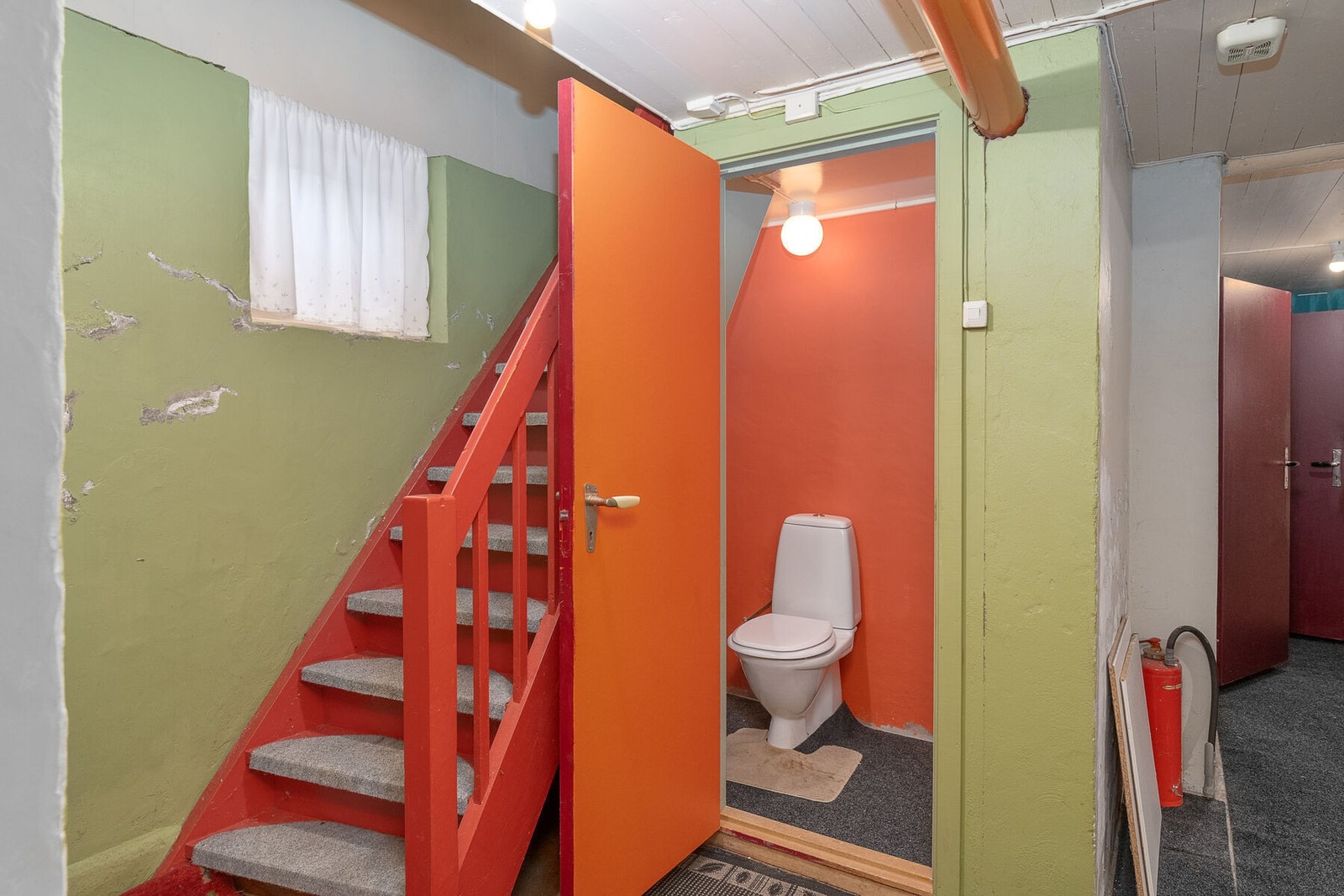 Trappegang og toalettrom i kjeller. Galleribilde