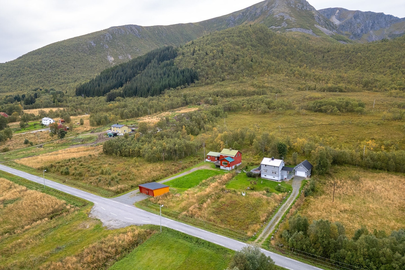 Eiendommen, bestående av fire parseller, er beliggende i landlige omgivelser med spredt bebyggelse i Skjoldehamn. Galleribilde