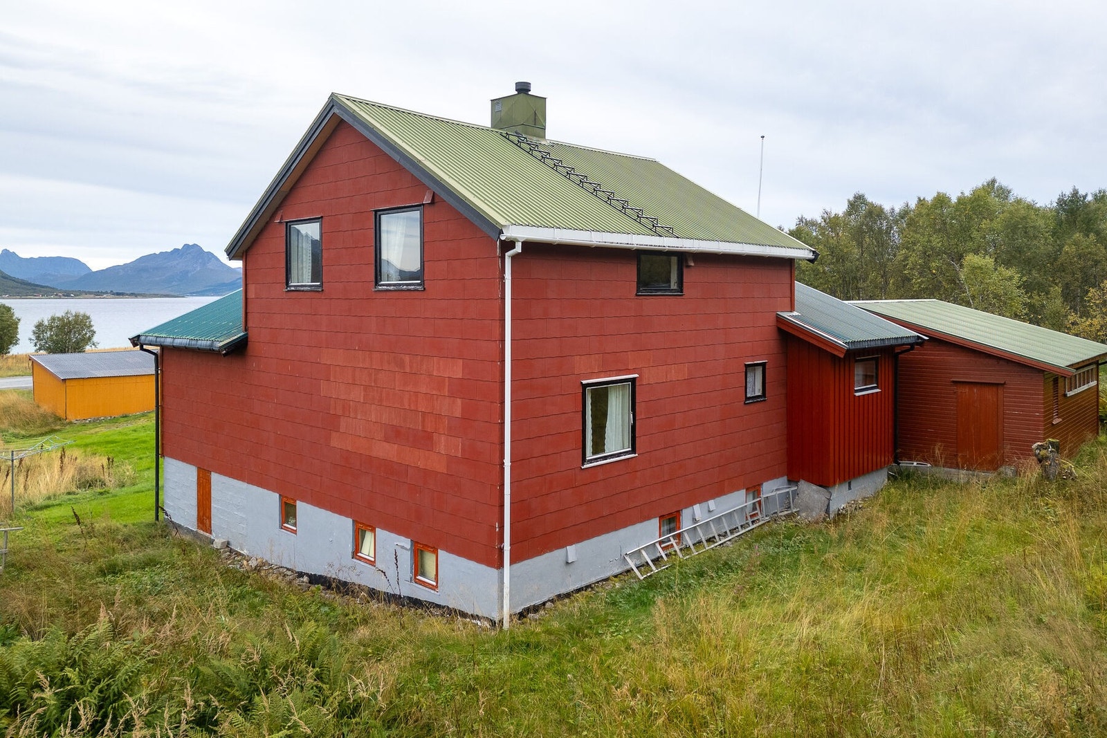 Fasade og uteområde. Galleribilde