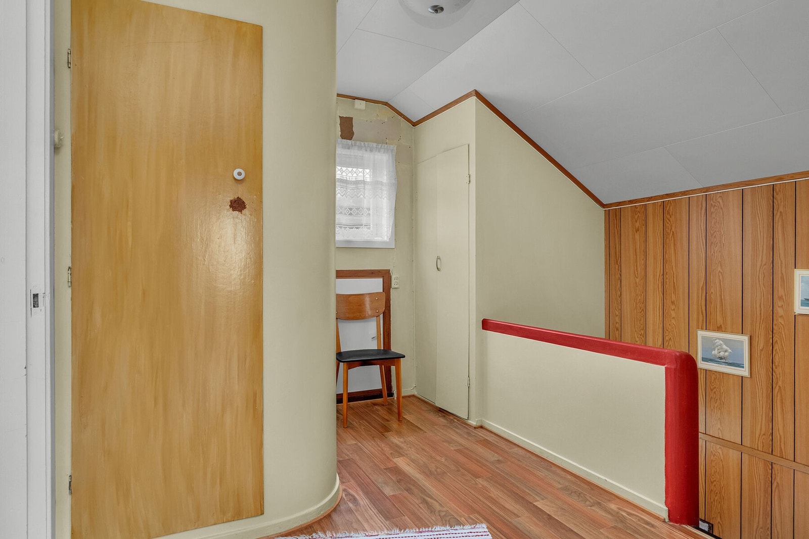 Gangen leder til ytterligere tre soverom og en bod. Galleribilde