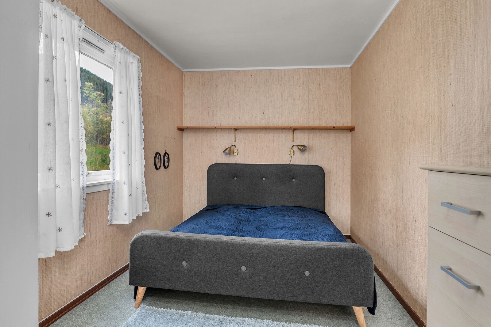 Soverom 1 av totalt 4, ligger i boligens hovedetasje. Galleribilde