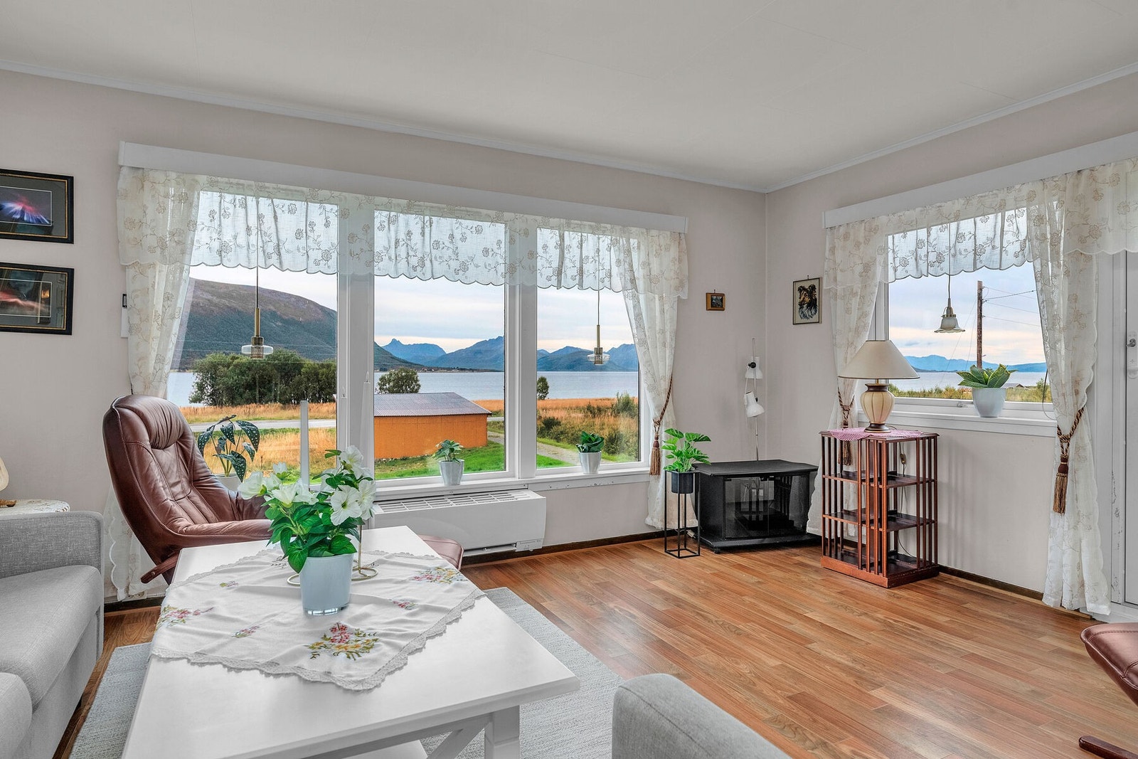 Her får du naturen rett utenfor stuevinduet, med nydelig utsikt i flere retninger. Galleribilde