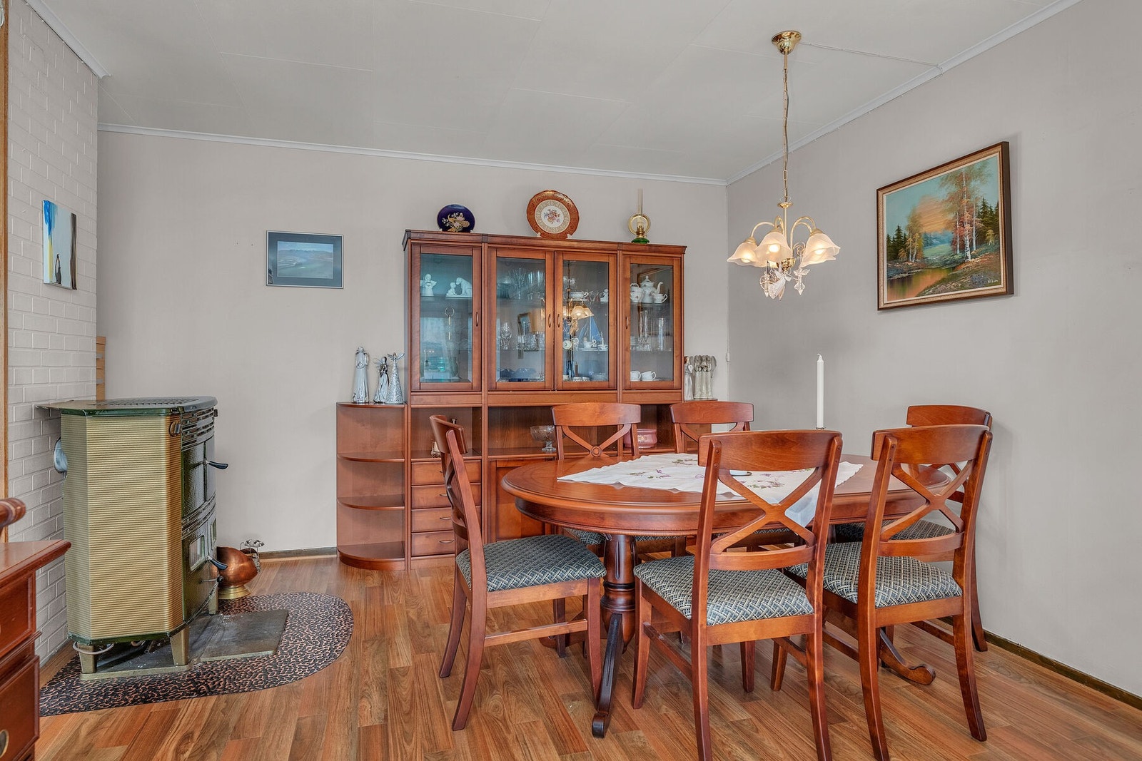 Ved kjøkkenet er det plass til en spisegruppe hvor du kan ha mange middagsgjester. Galleribilde