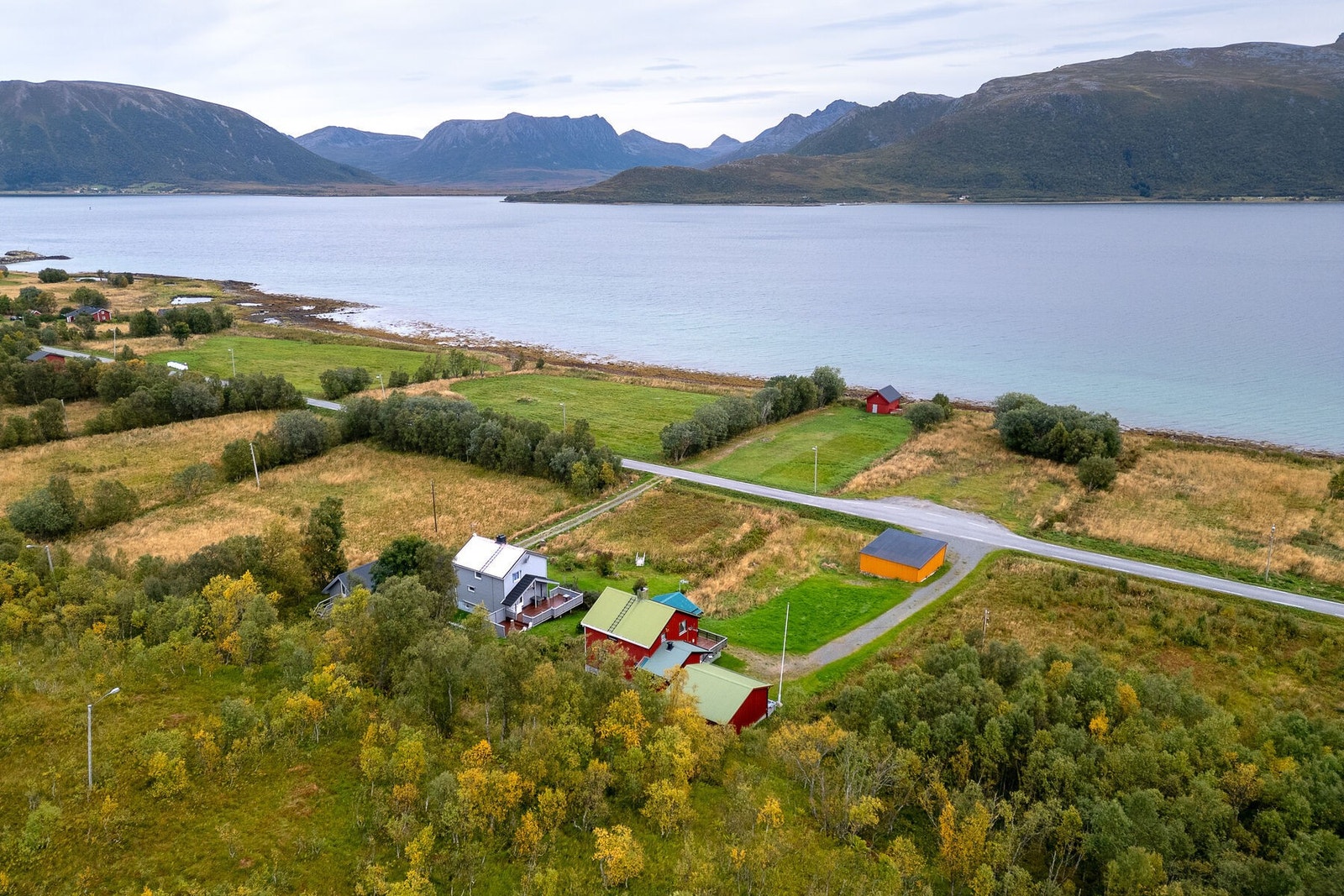 Området ansees generelt som attraktivt, og er et godt utgangspunkt for friluftsliv, på vann og land samt turer i skog og fjell, både sommer og vinter. Galleribilde