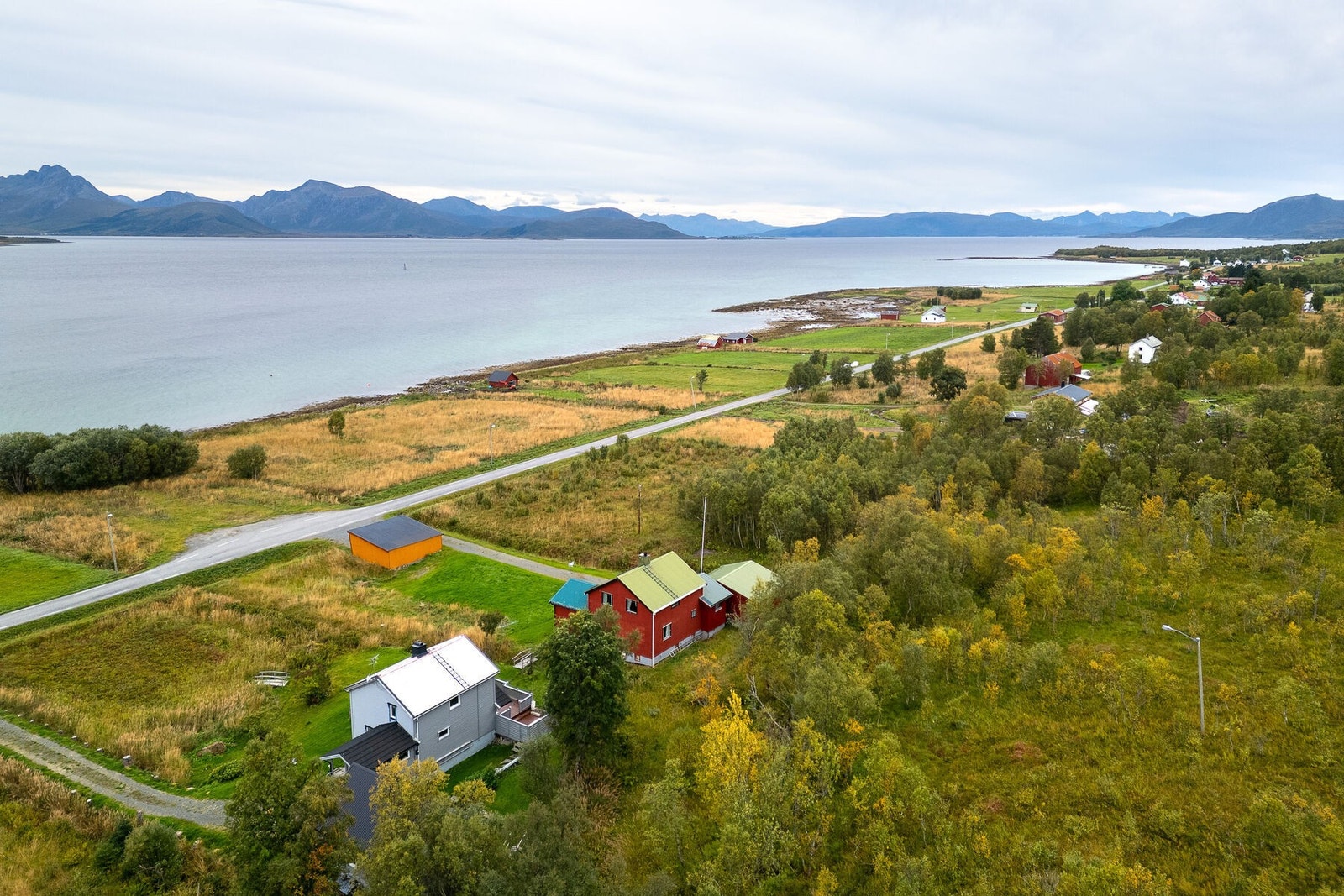 Parsell med bolig, garasje og uthus ligger i sørøstlig lett hellende terreng på overside av fylkesvei. Én parsell grenser mot sjøen og har egen strandlinje. Galleribilde