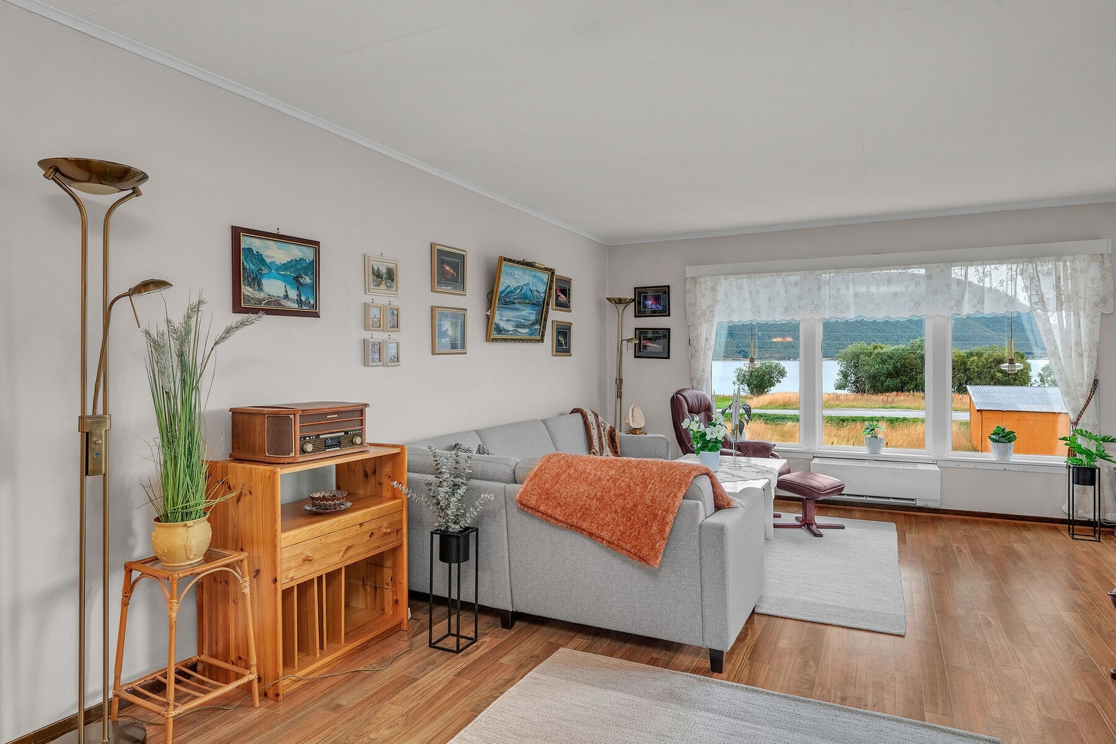 Det er plass til møblering av flere sosiale soner i stuen. Galleribilde