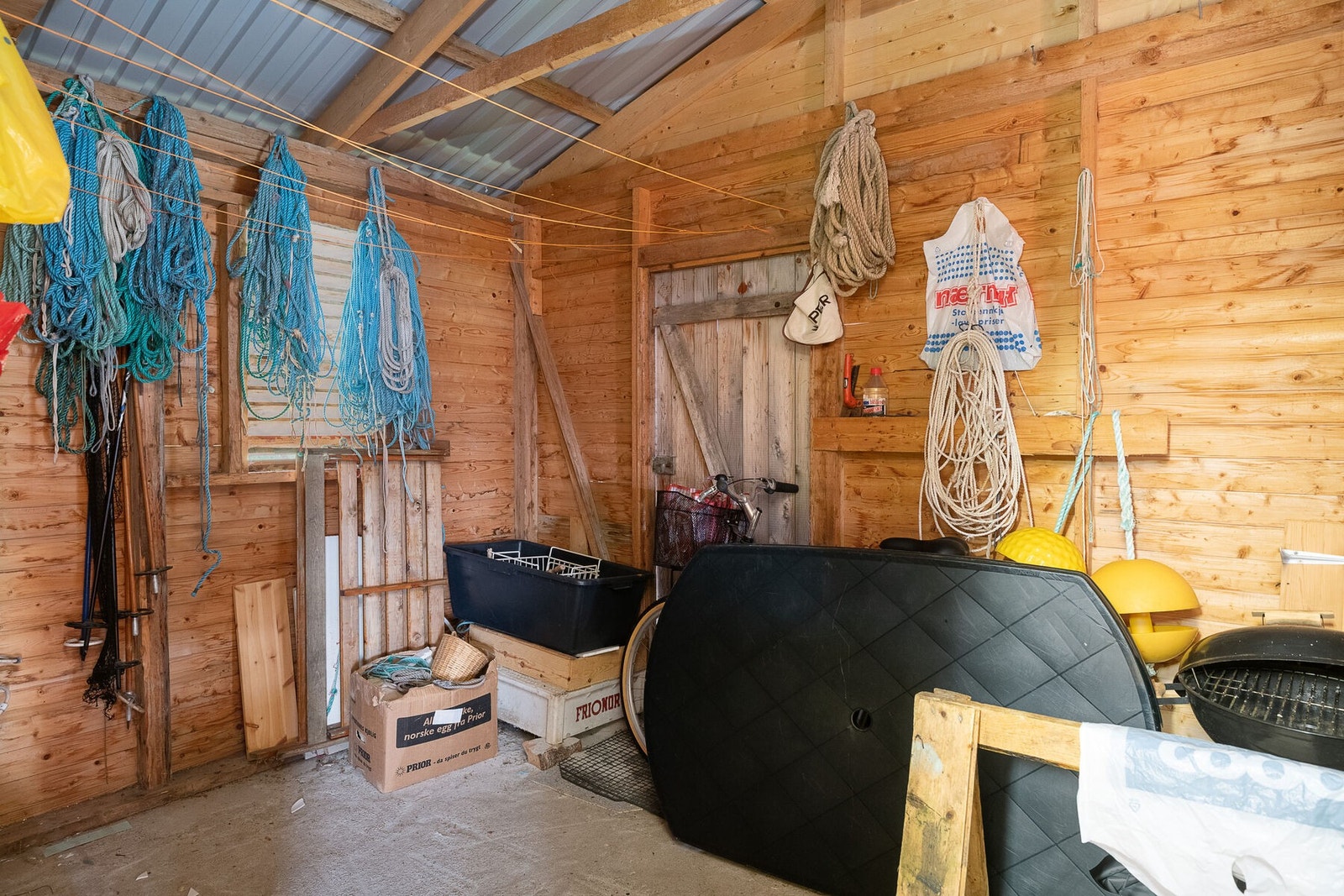 Uthuset byr på godt med lagringsplass for utstyr og redskaper. Galleribilde