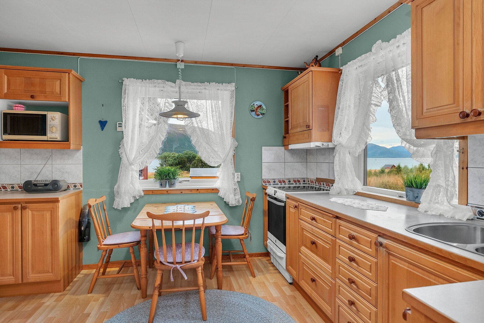 Kjøkken som ble byttet på 90-tallet ifølge selger. Galleribilde