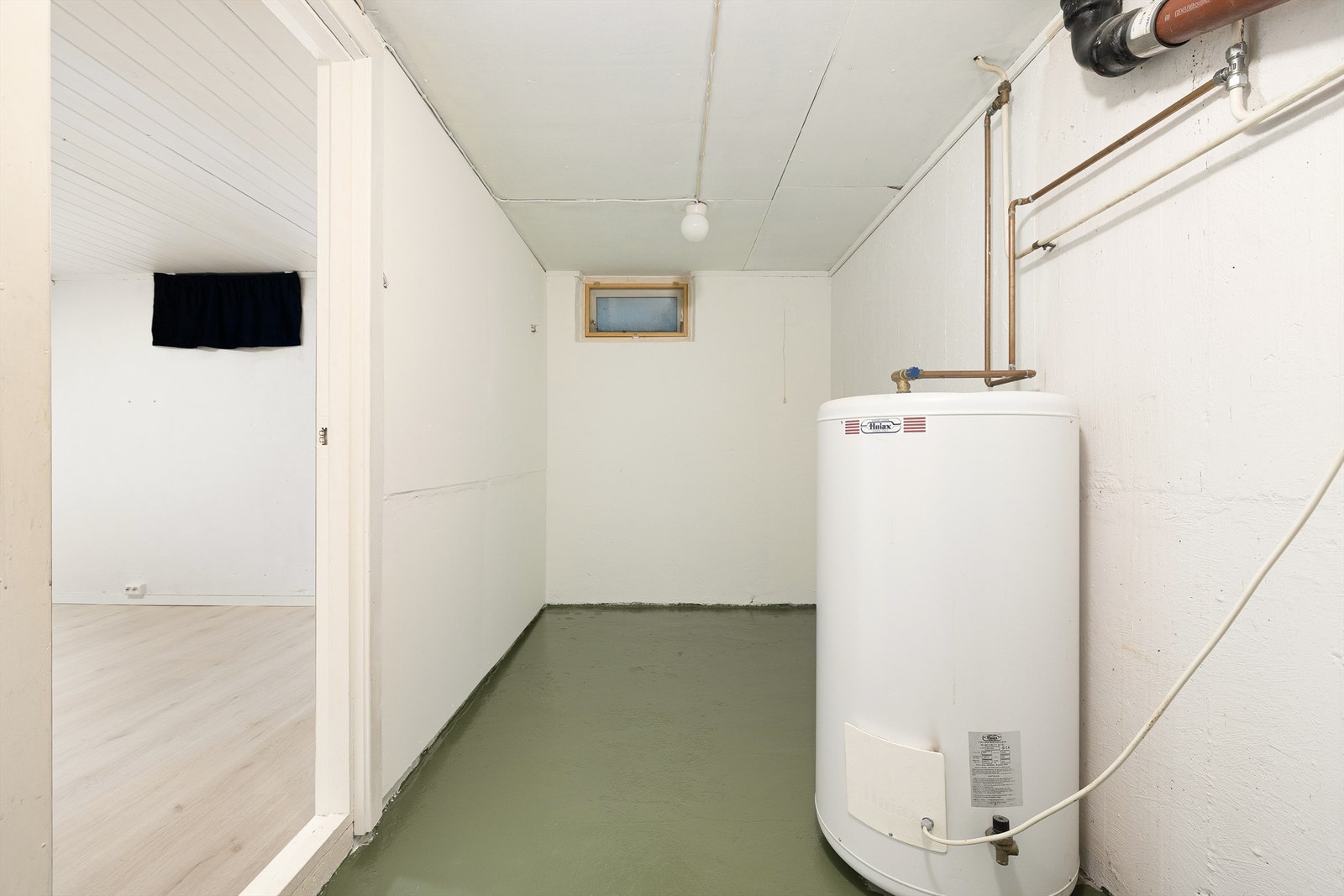 Vedlikeholdsvennlig kjellerrom med mulighet for oppbevaring. Galleribilde