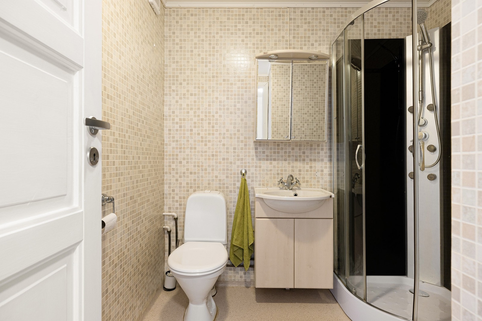 Badet har praktisk dusjhjørne som minimerer direkte vannpåføring av gulv. Badet har gulvvarme. Galleribilde