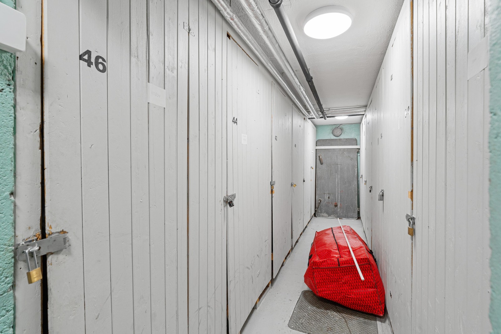 Fra gang med dør til egen bod Galleribilde