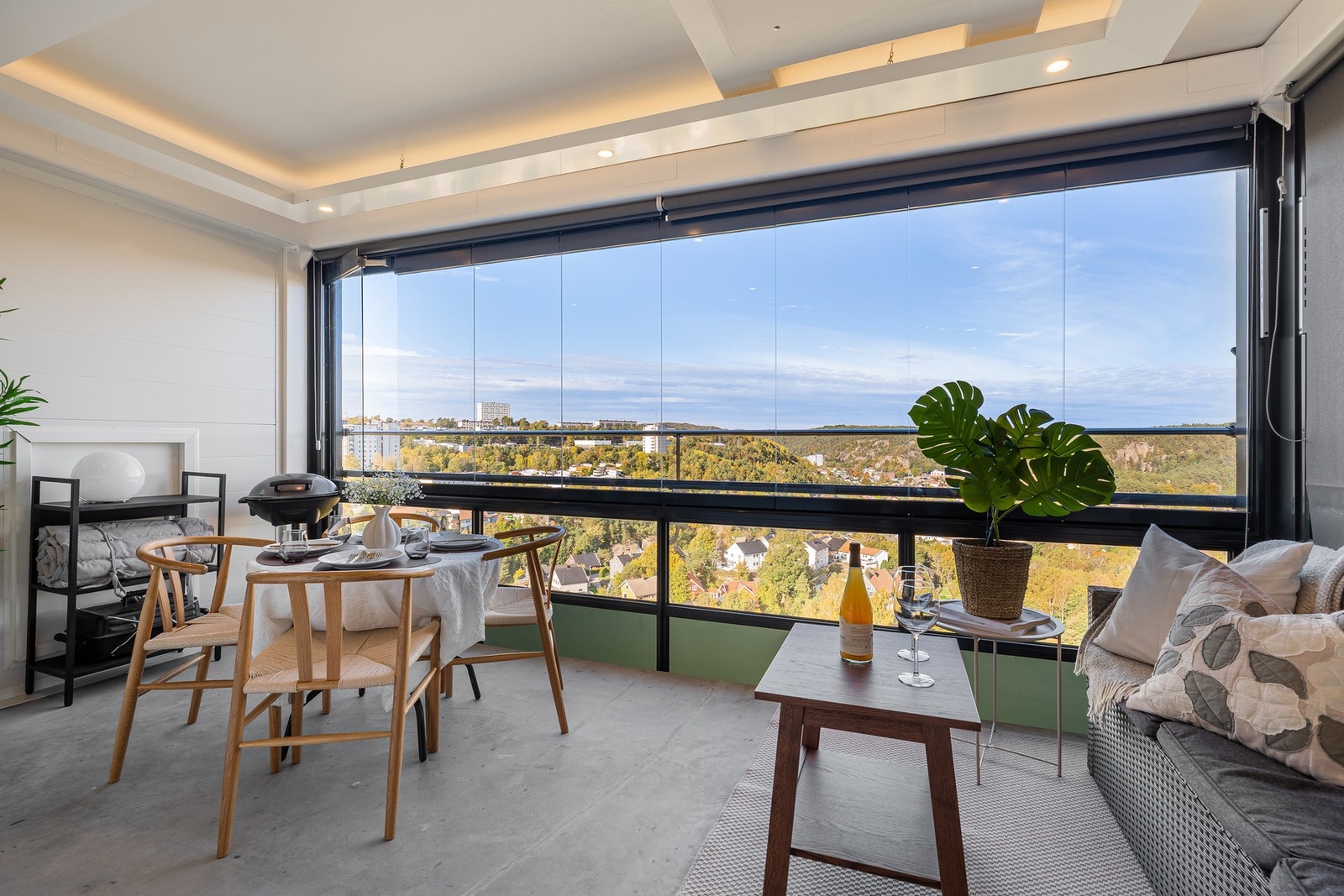 Fra den innglassede verandaen med fin utsikt - med praktiske skyveglassfelt Galleribilde