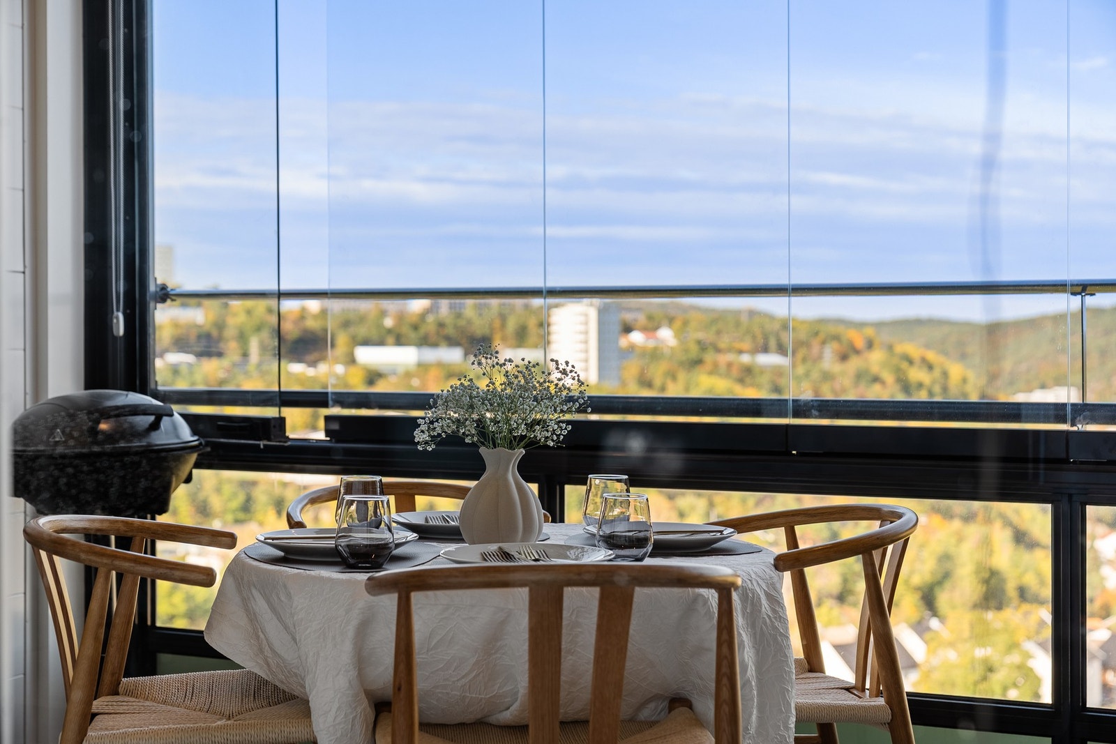 Fra den innglassede verandaen hvor det er fin utsikt Galleribilde