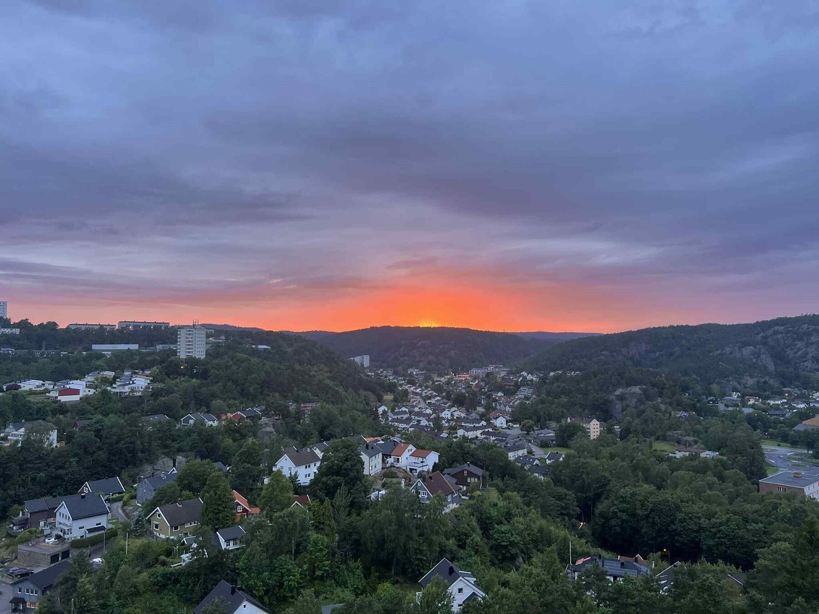 Selgers stemningsbilde fra solnedgangen fra verandaen - tatt 2. juli kl. 22.24 Galleribilde