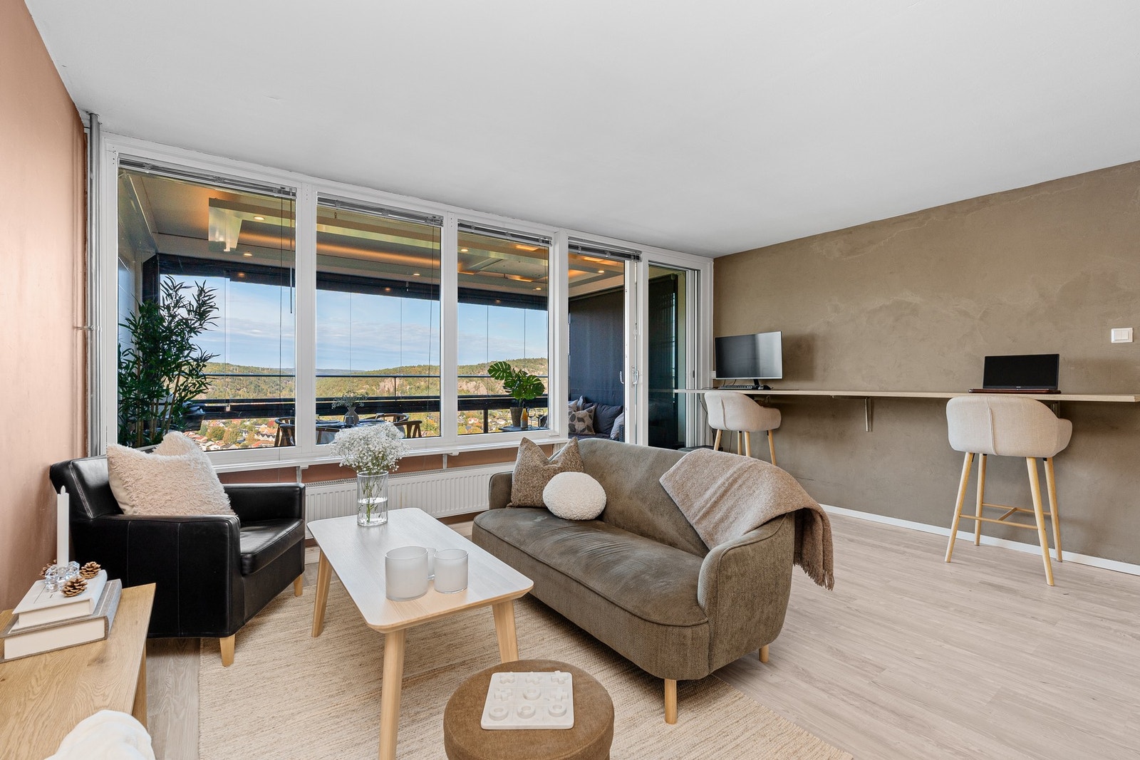 Del av stuen med utgang til den innglassede veranda Galleribilde