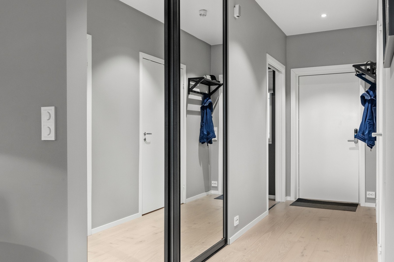 Gang med skyvedørsgarderobe montert. Garderoben går helt til taket og det er mye lagringsplass her. Galleribilde