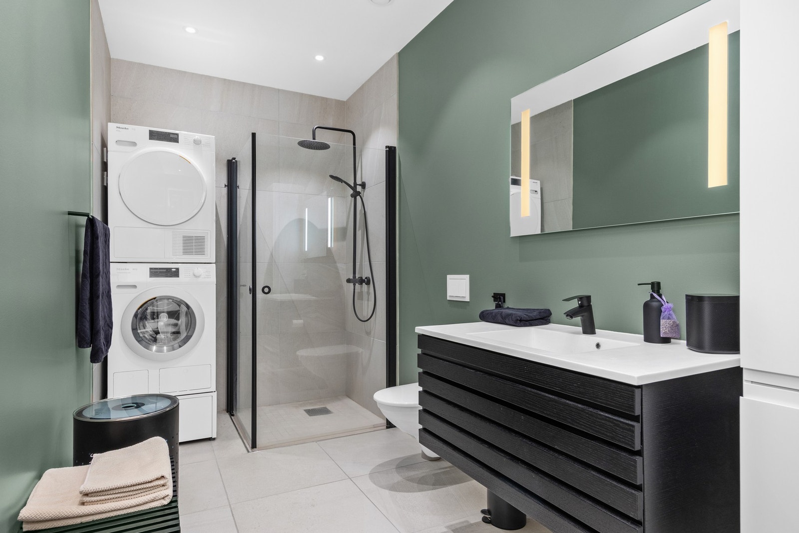 Stilrent og flott bad. Galleribilde