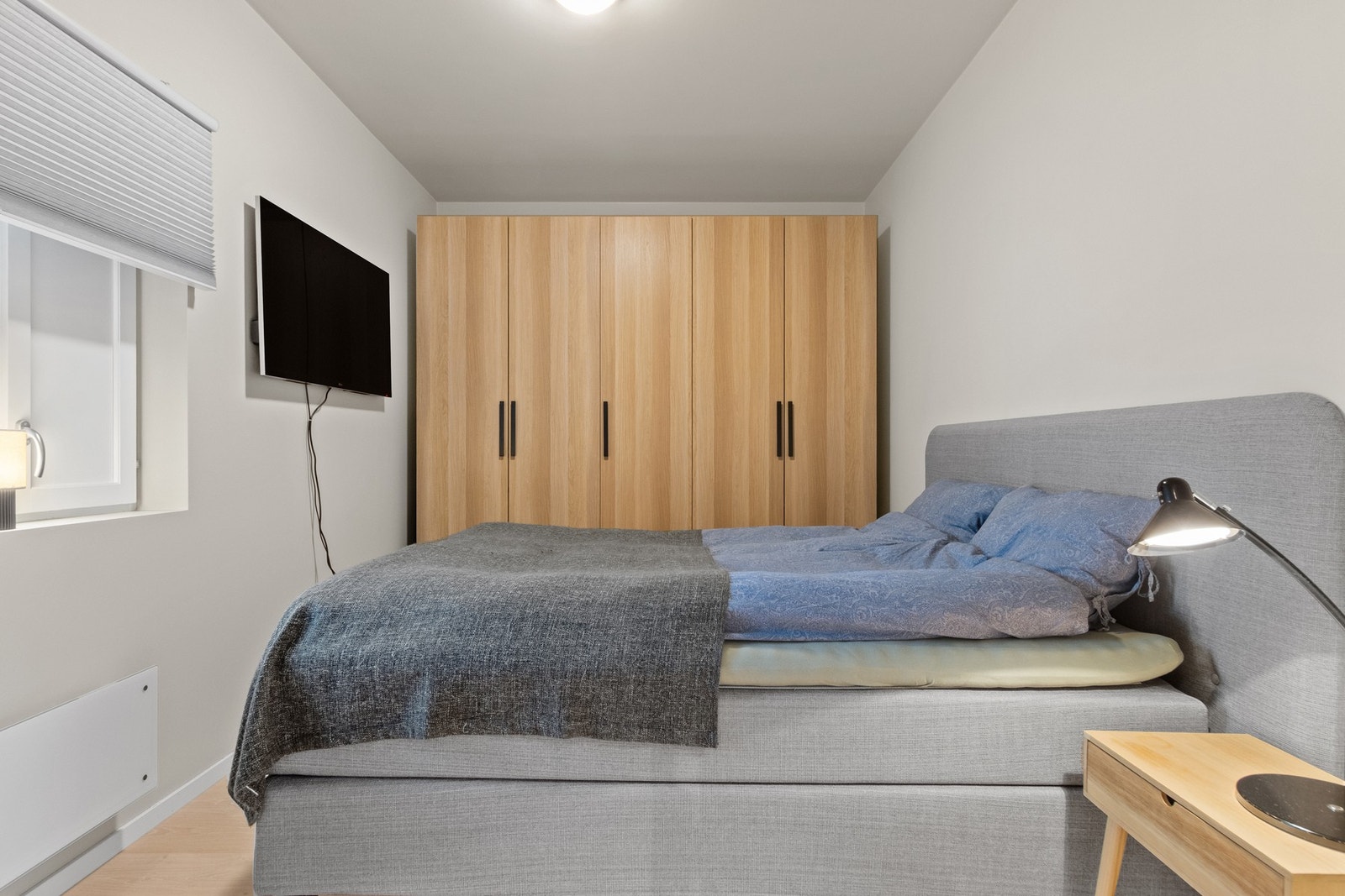 Hovedsoverom. Takhøyde på nesten 2,80. Store og romslige garderobeskap. Galleribilde