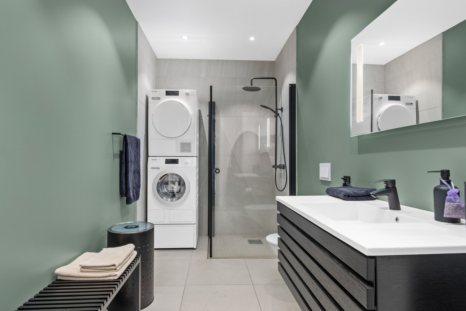 Stort bad med flislagt gulv og dusjsone. Galleribilde