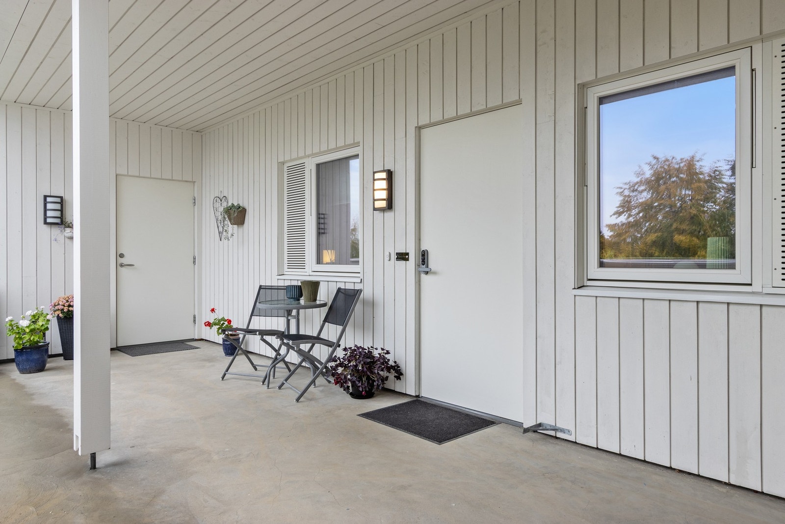 Inngangsparti. Takoverbygd felles uteplass. Galleribilde