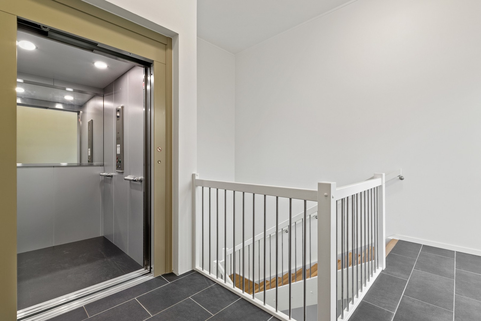 Heis ned til parkeringskjeller. Galleribilde