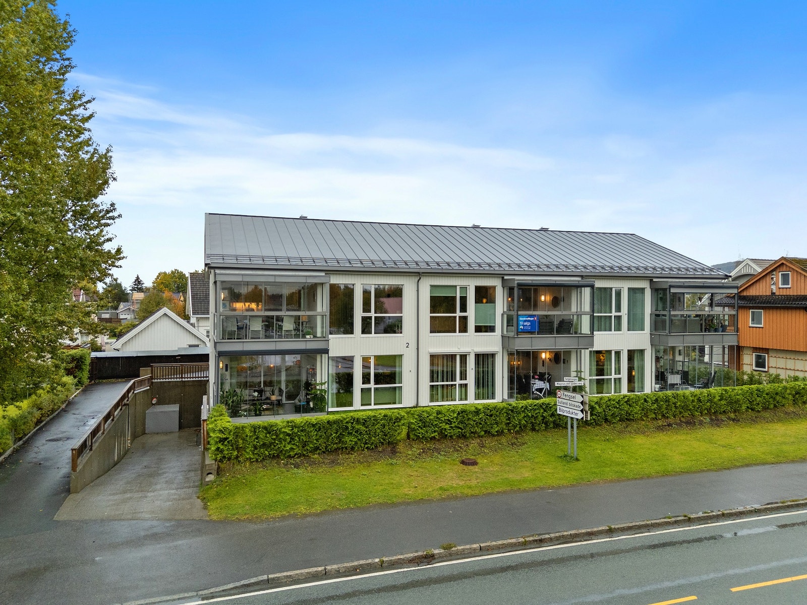 Fasade. Nedkjøring til parkeringskjeller. Galleribilde