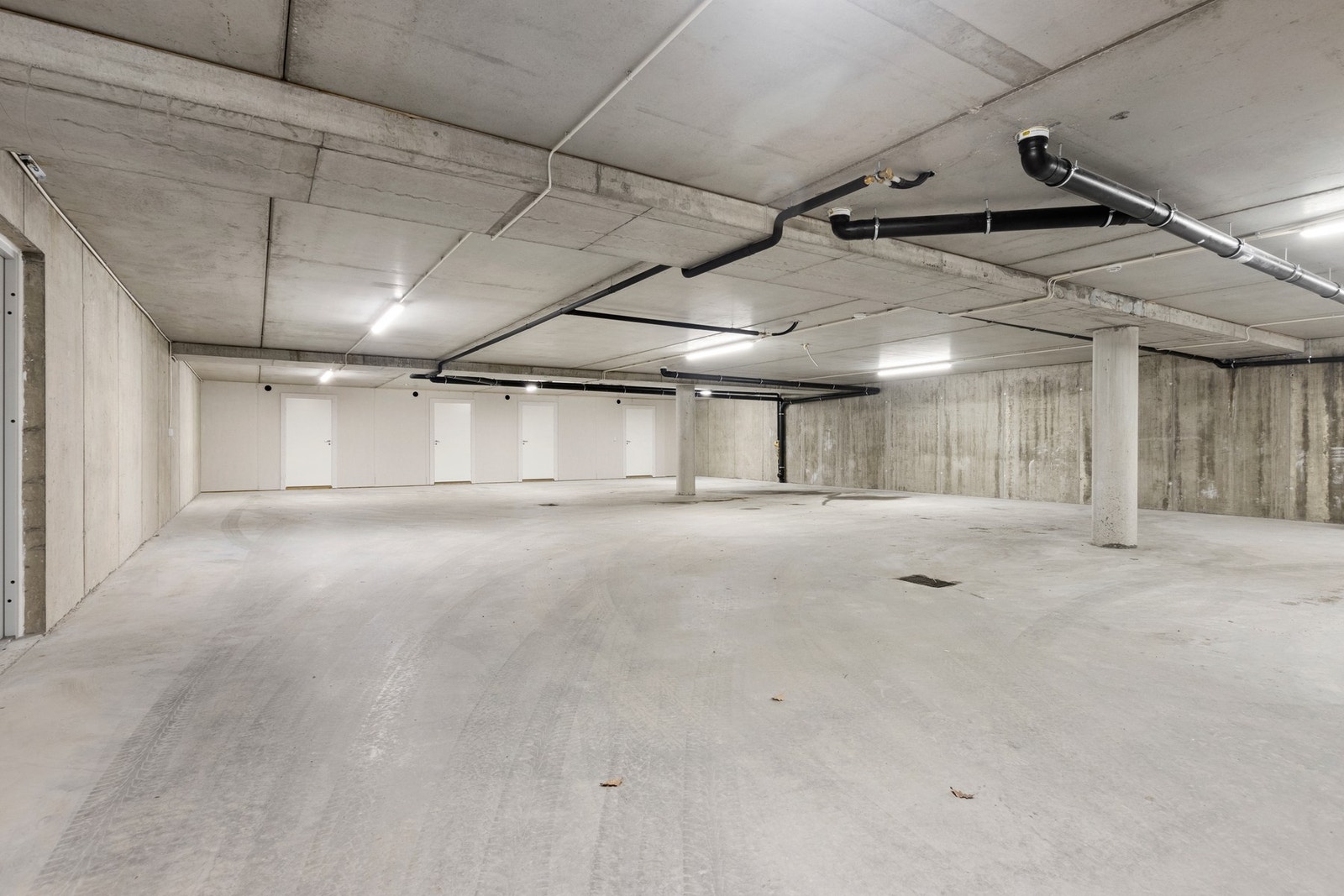 Egen plass i parkeringskjeller. Her er det også boder til leilighetene. Galleribilde