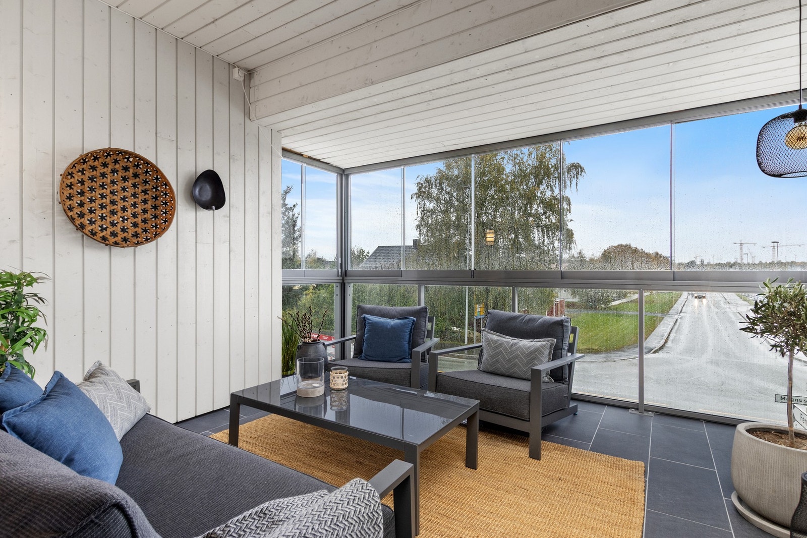 Vestvendt innglasset veranda. Flott utsikt over nabolaget. Galleribilde