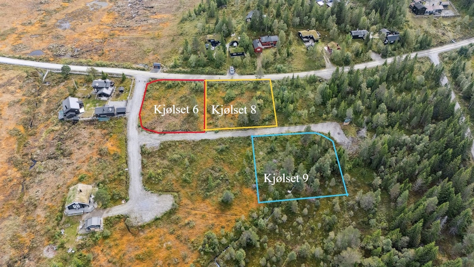 Dette er kun et estimat av tomtegrensene og avvik vil forekomme. Se ellers vedlagt matrikkelbrev. Rød: Gnr/bnr: 97/19. Gul: Gnr/bnr: 97/18. Blå: Gnr/bnr: 97/24. Galleribilde