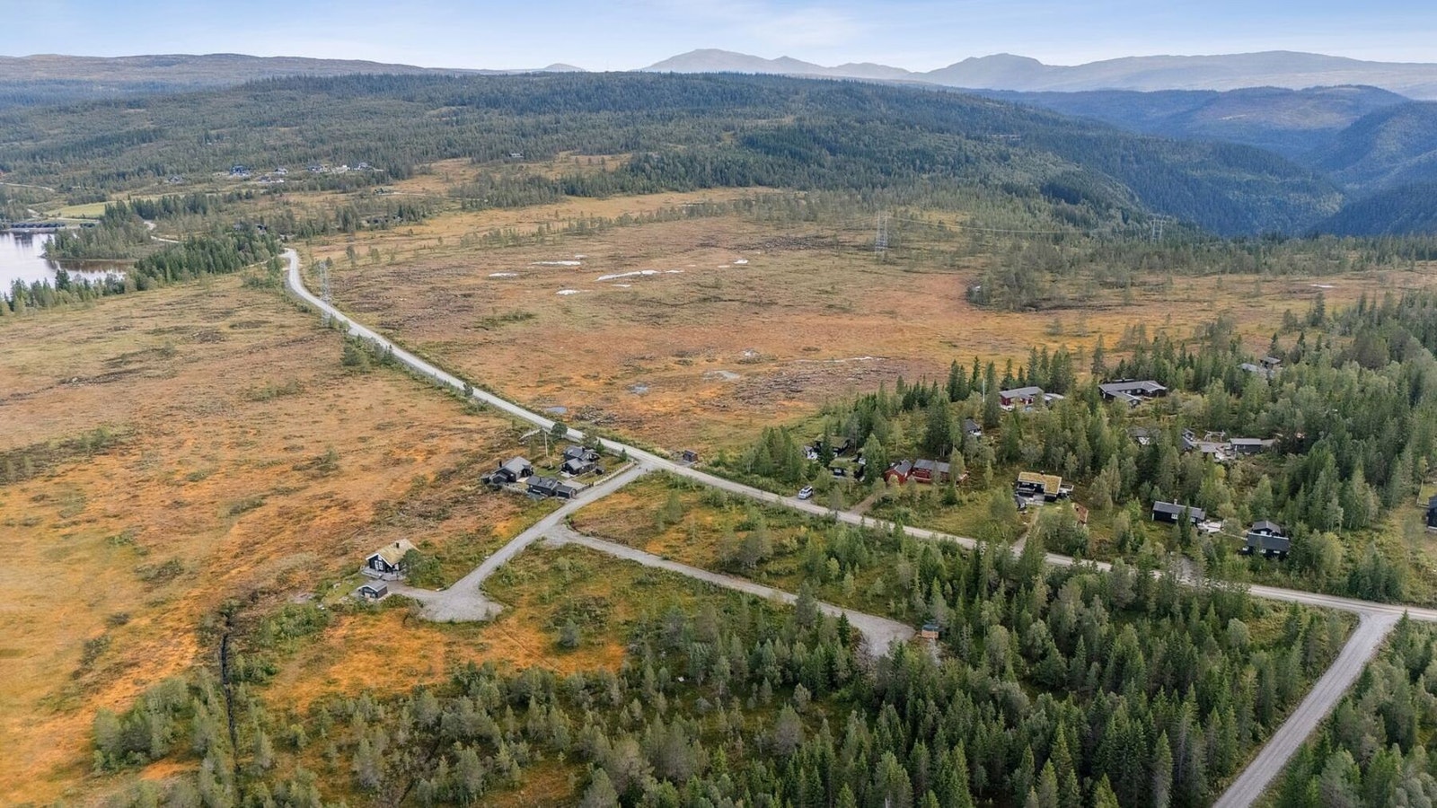 Tomtene ligger flatt og fint til med gode sol- og utsiktsforhold. Alle tomtene er av god størrelse. Det er lagt strøm frem til hyttefeltet. Galleribilde