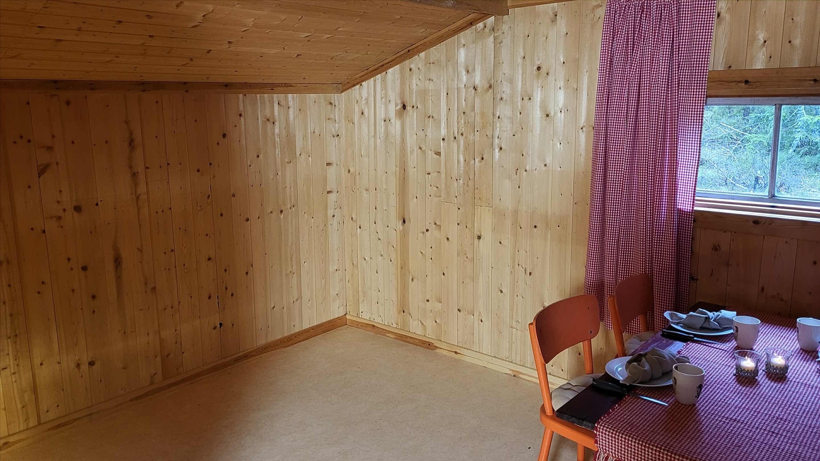 Den andre enden av rommet gir mulighet for å etablere en soveplass. Galleribilde