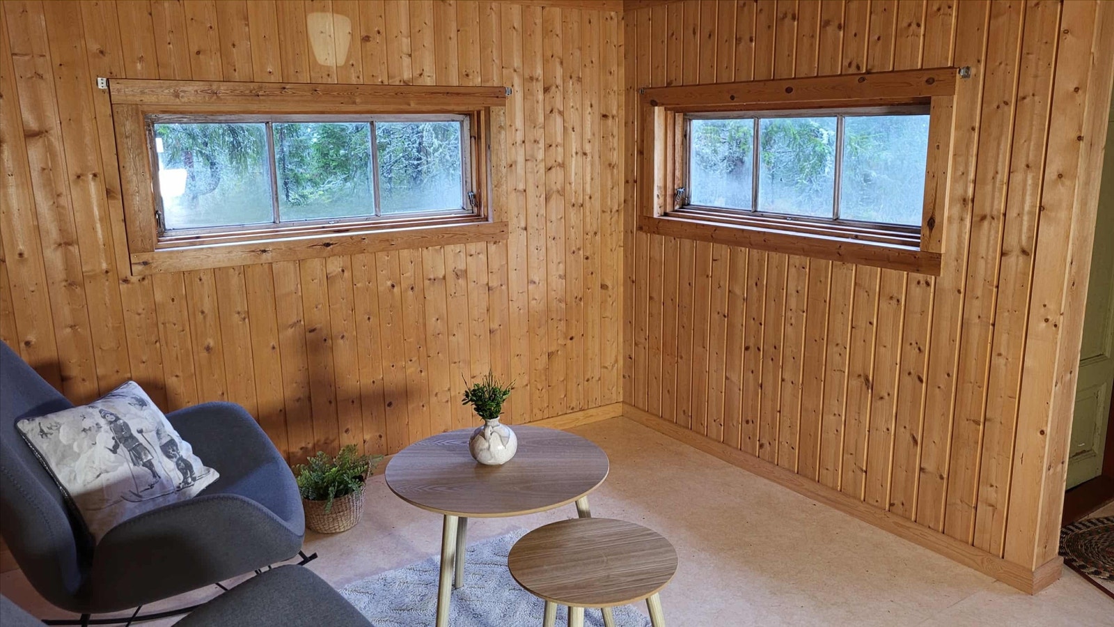 De originale vinduene fra byggeåret bidrar til hyttas autentiske preg. Galleribilde