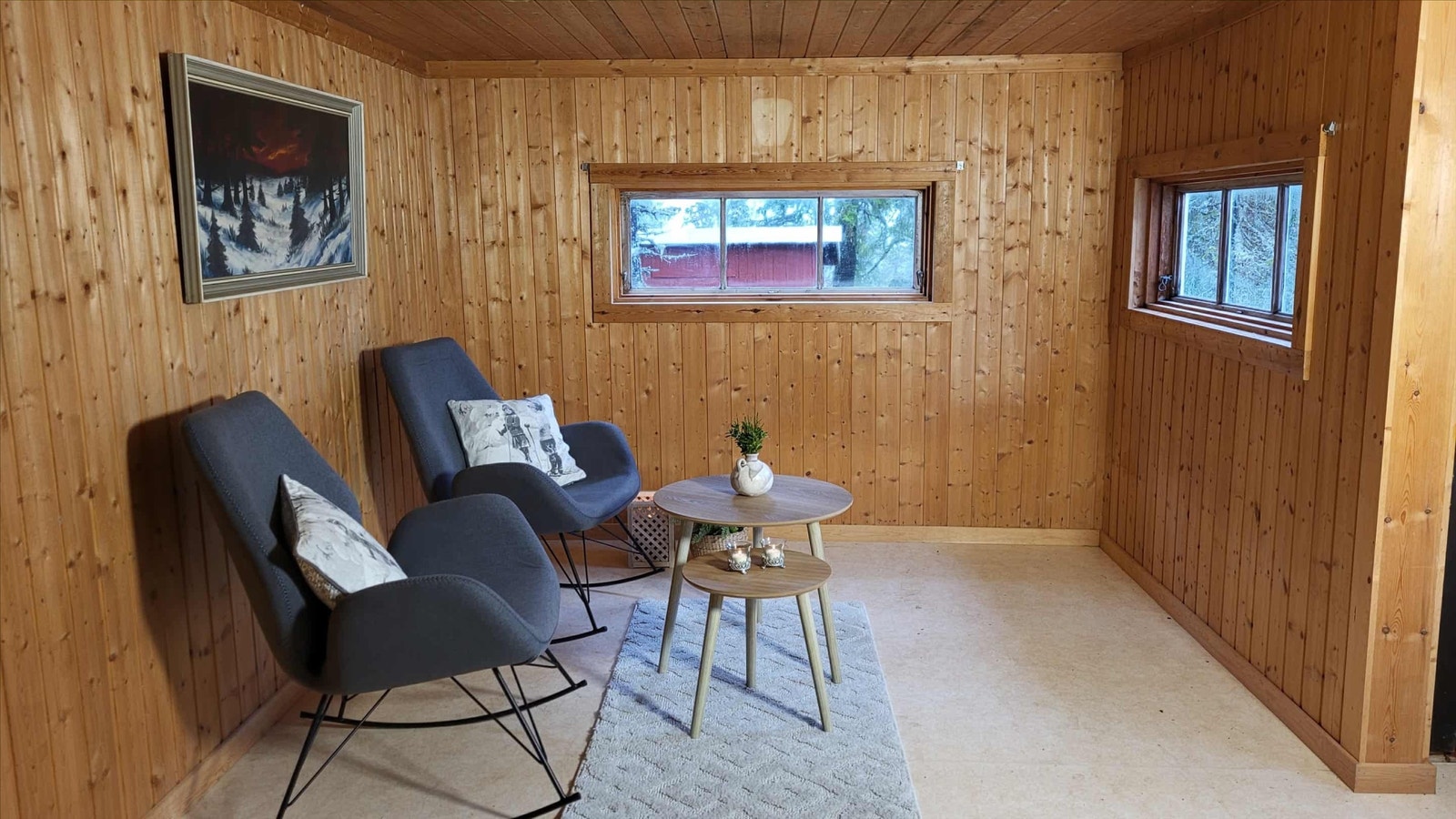 Stuedelen har plass for en sittegruppe ved de koblede vinduene. Galleribilde