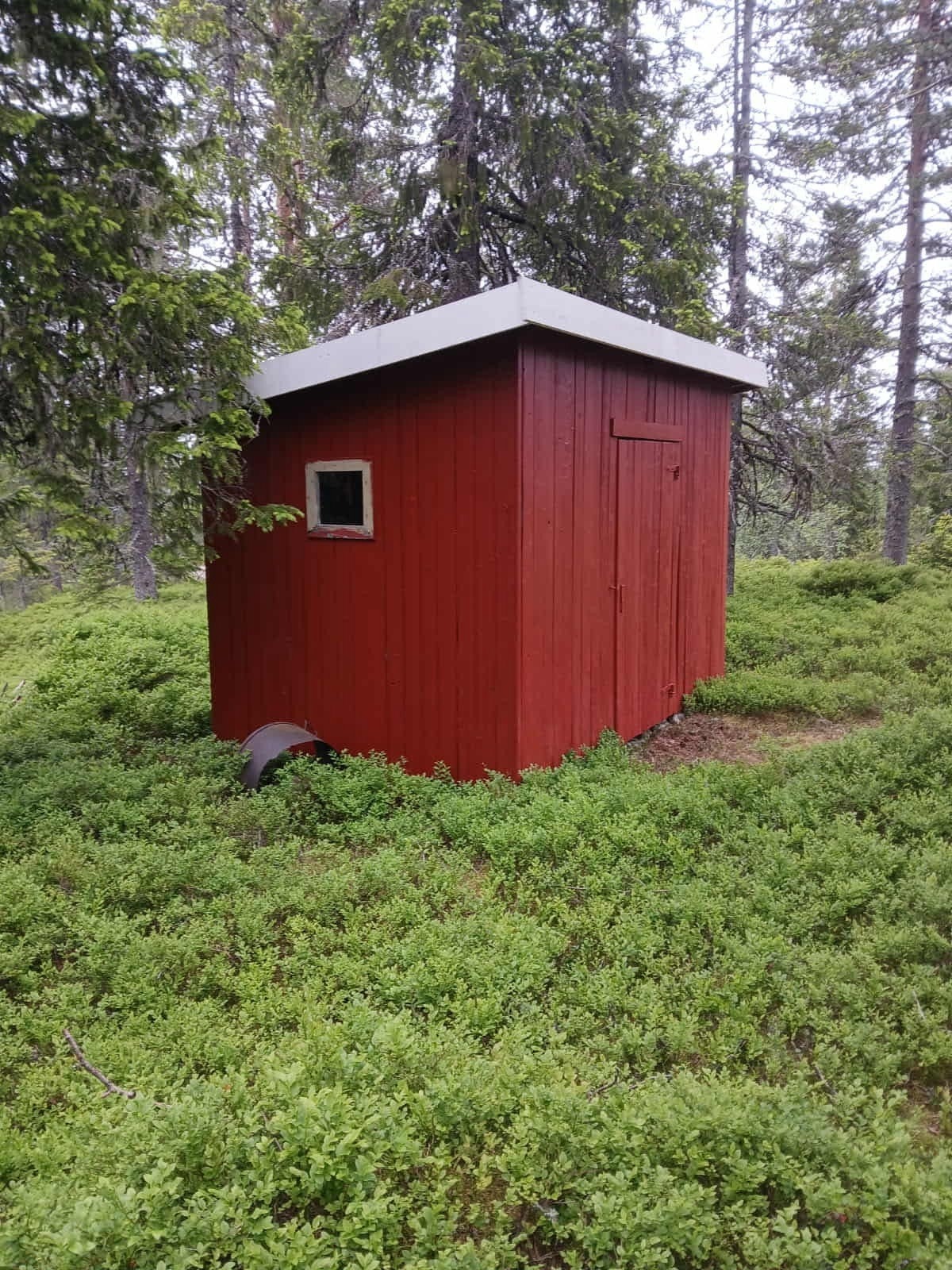 På eiendommen står et uthus på ca. 5 m² for lagring og utedo. Galleribilde