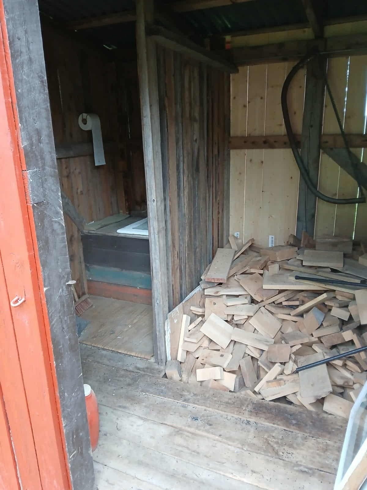 Bygget fungerer som vedbod og har en egen avdelt utedo. Galleribilde