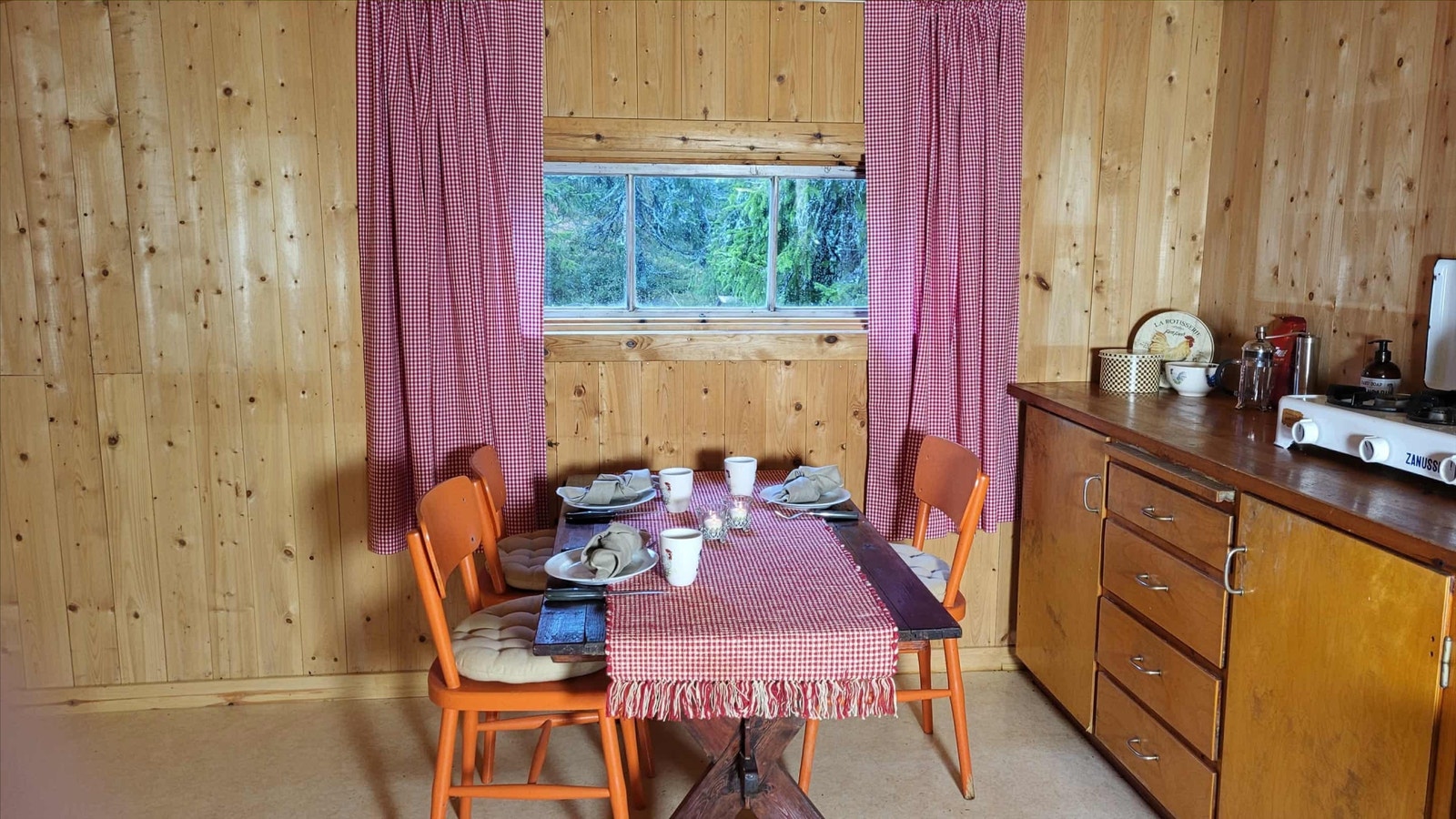 Vinduet gir utsyn mot den omkringliggende naturen. Galleribilde