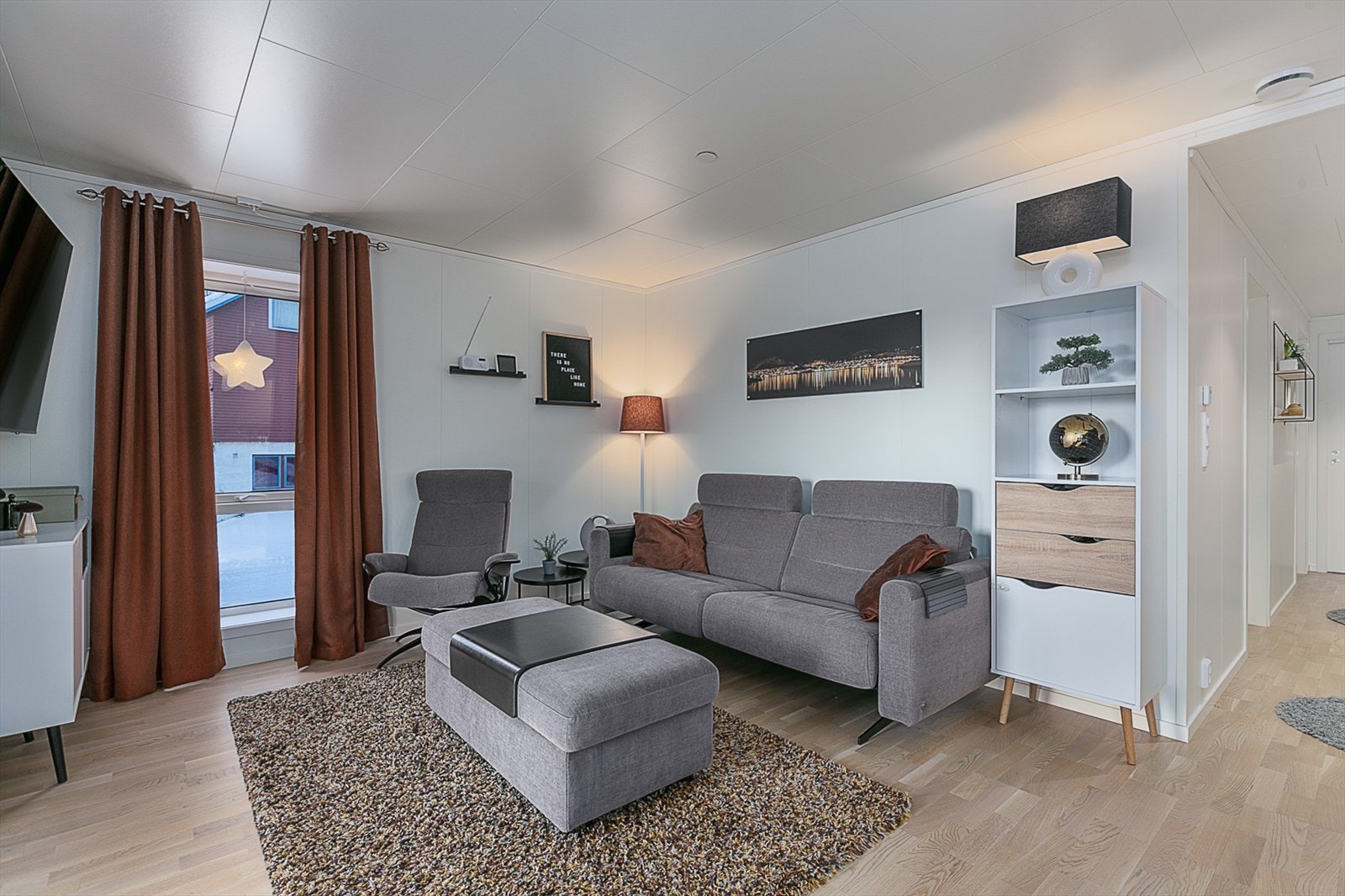 Leiligheten har lyse og tidsriktige overflater og materialvalg. Galleribilde