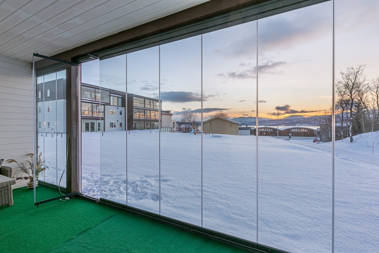 Fra terrassen er det direkte adkomst til terreng og lekeplass like ved. Galleribilde