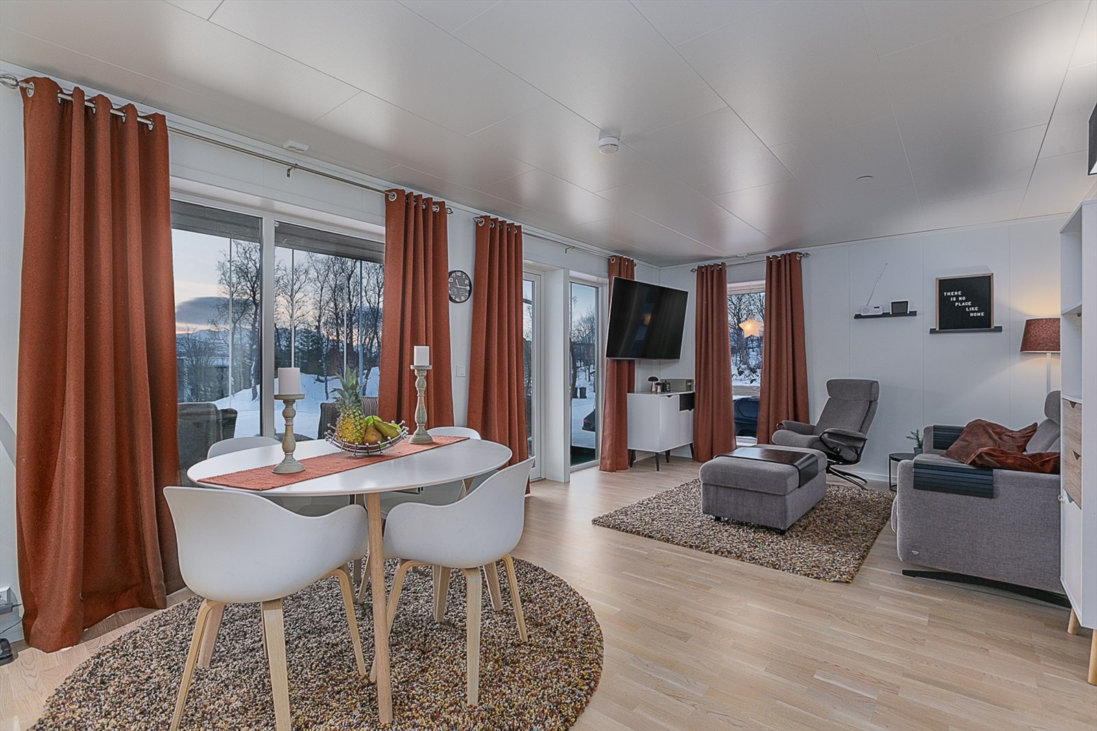 Velkommen til Fredly 4! Moderne eierleilighet med tre soverom og to bad, sentral og tilbaketrukket beliggenhet. Galleribilde