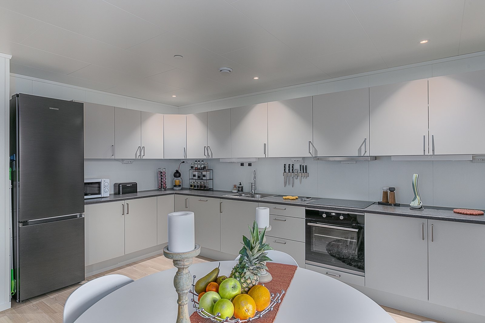 Godt med benkeplass og oppbevaring i innredning. Galleribilde