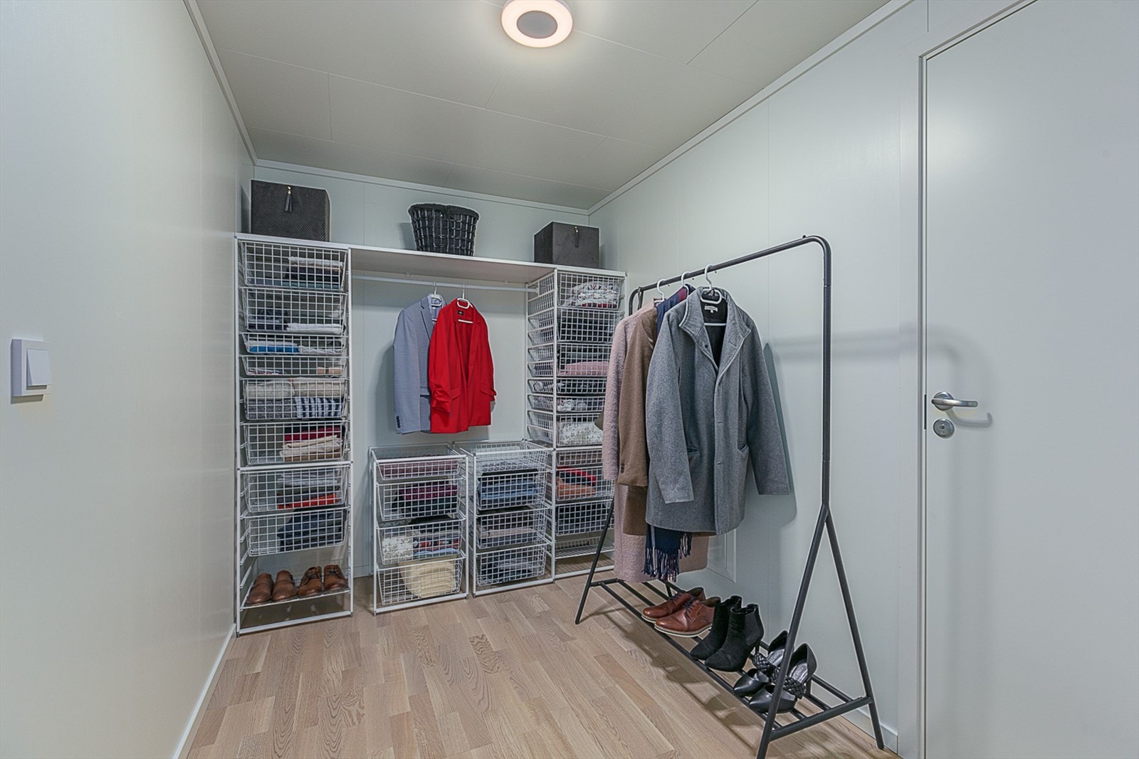 Praktisk walk-in mellom hovedsoverom og bad. Galleribilde