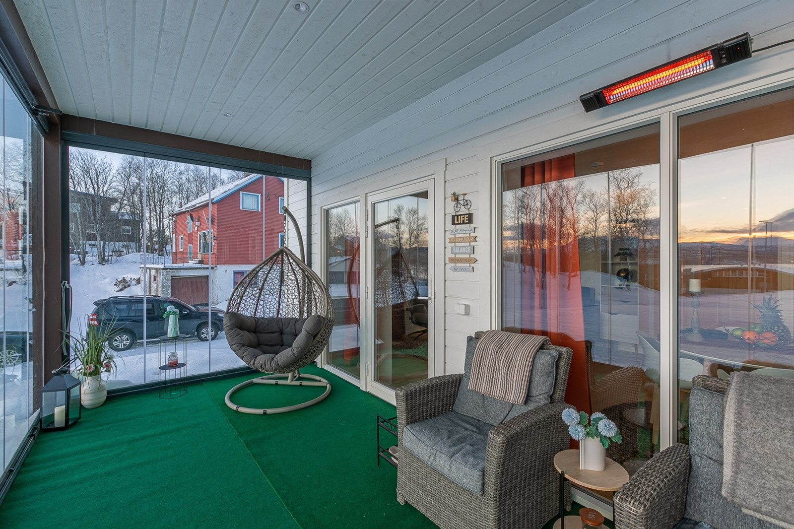 Terrassen fungerer fint som en forlengelse av stuen på varme dager. Galleribilde